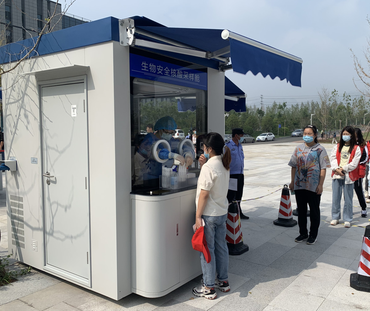 　　中国海洋大学西海岸校区学生正在核酸采样舱前排队采样