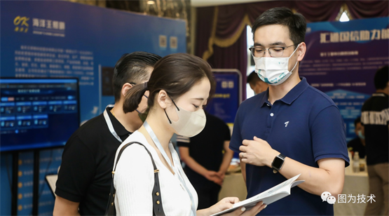 　　图为技术代表为参会人员详细讲解参会人员
