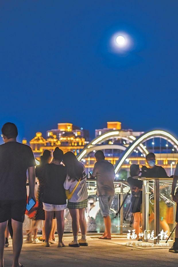 "月到中秋偏皎洁",近日市民在青年广场赏月. 记者 陈暖 摄