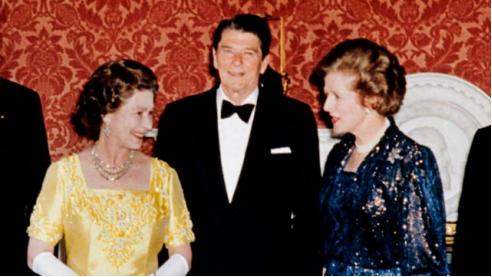 1984年，英国女王伊丽莎白二世与首相撒切尔夫人（右）在白金汉宫招待来访的美国总统里根。图自BBC