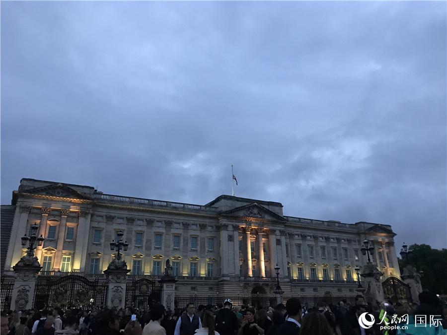 英国女王去世白金汉宫下半旗致哀.人民网记者 余颖摄