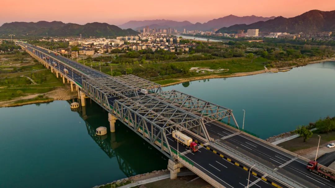 改扩建后的杭金衢高速常山港大桥