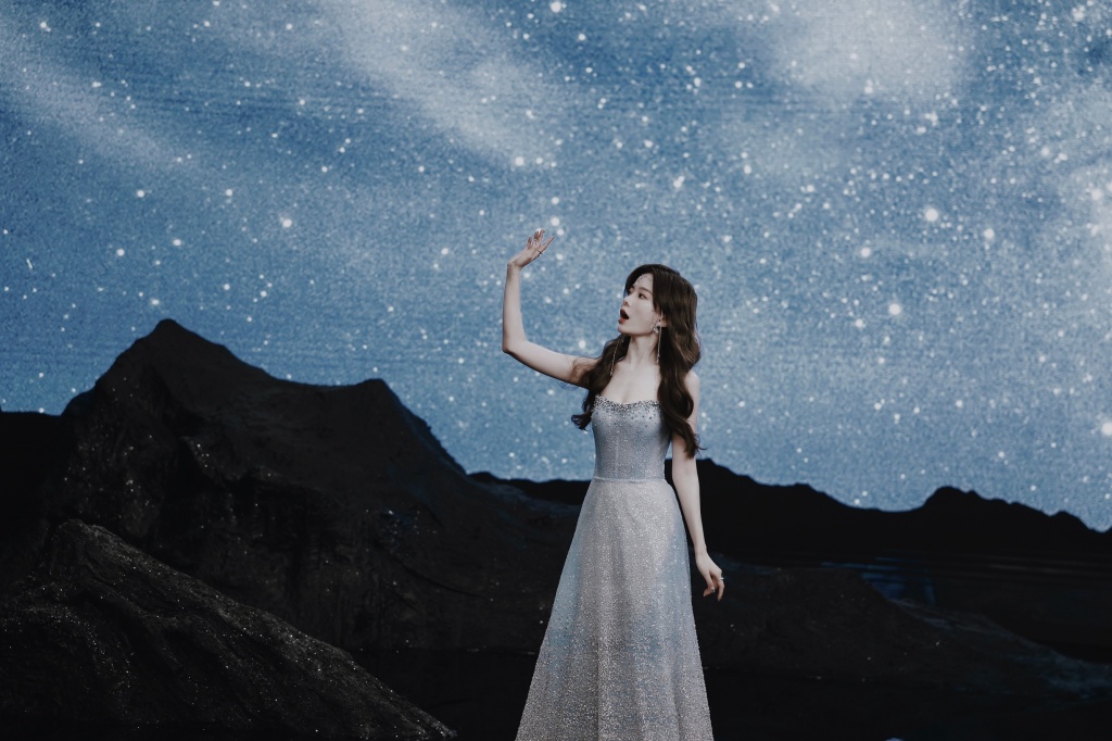 陈卓璇中秋节发布一组月夜造型大片 浪漫星空下美如仙子_高清图集