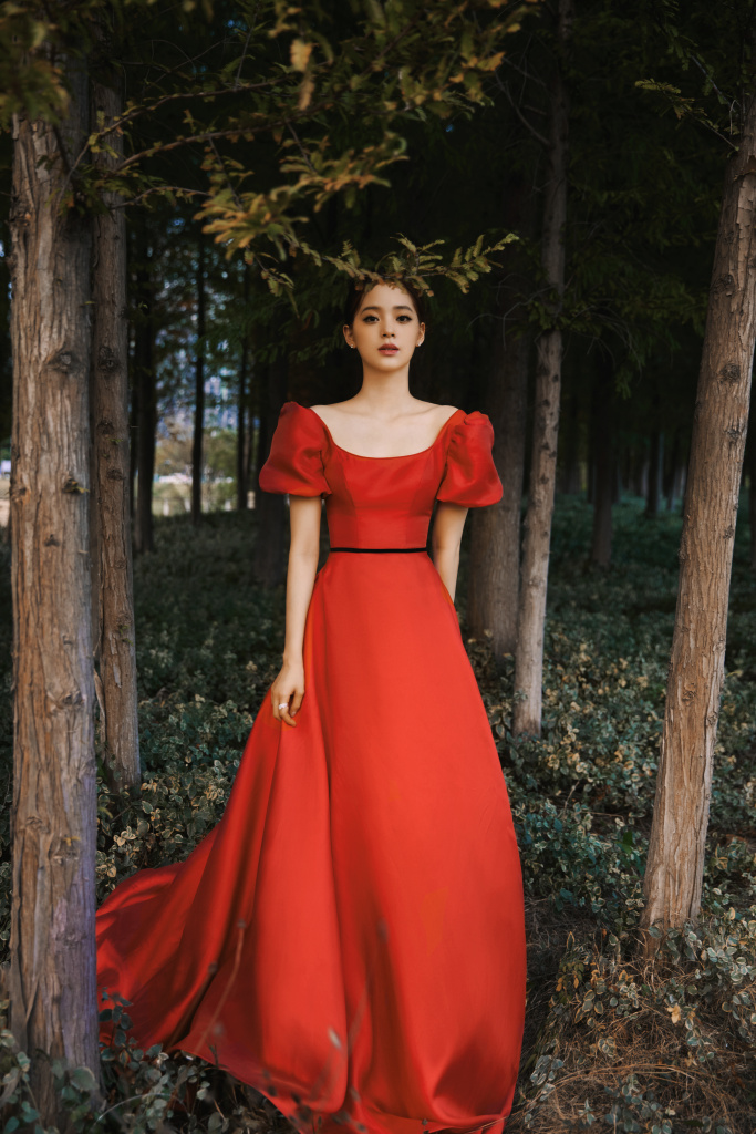 欧阳娜娜红裙油画风写真释出 将登央视中秋晚会_高清图集_新浪网