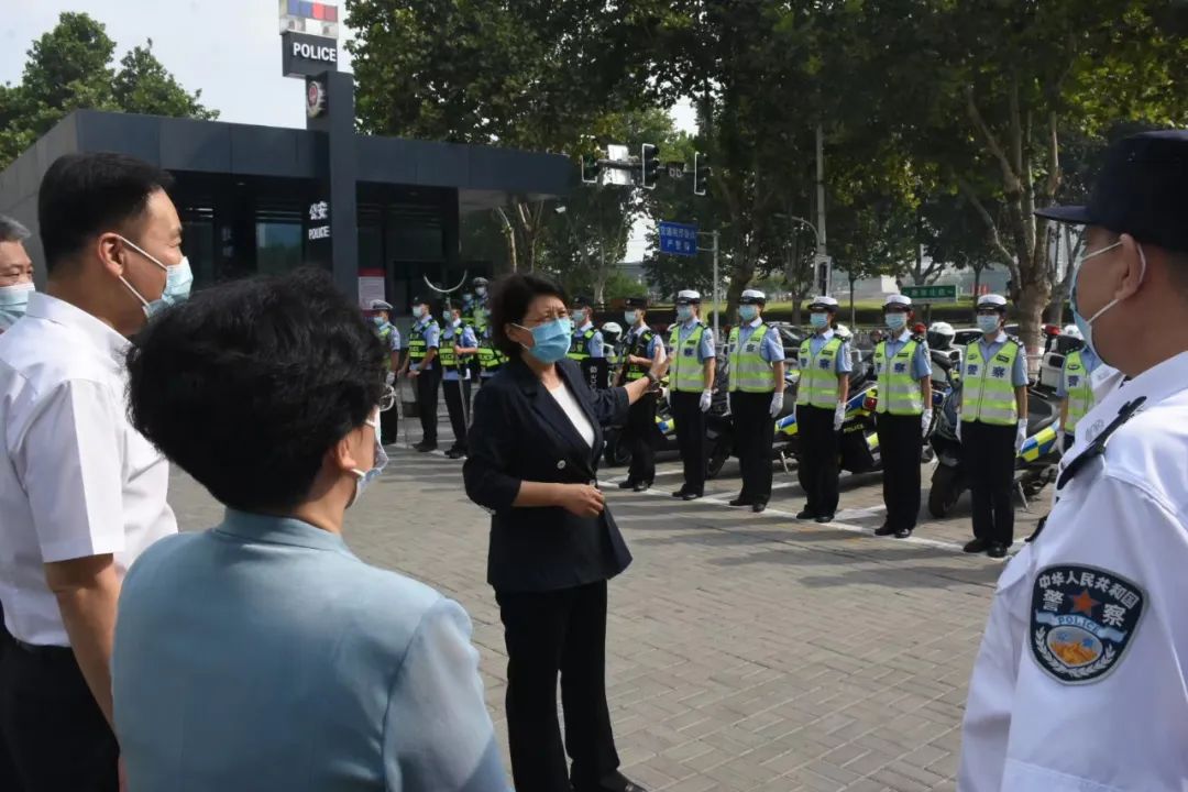 市领导钱丽霞,郑传记,陈宏伟一同慰问.宋华英