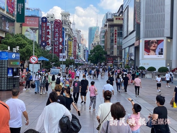 图说：中秋小长假首日，南京路步行街上市民游客络绎不绝
