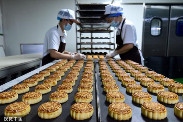河北省邯郸市,一家食品企业的糕点加工车间,工作人员在制作月饼