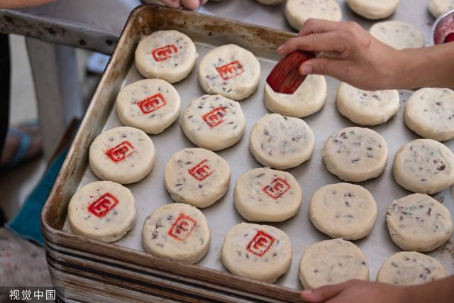 中秋月饼"轻装上阵" 手工月饼成"新宠"