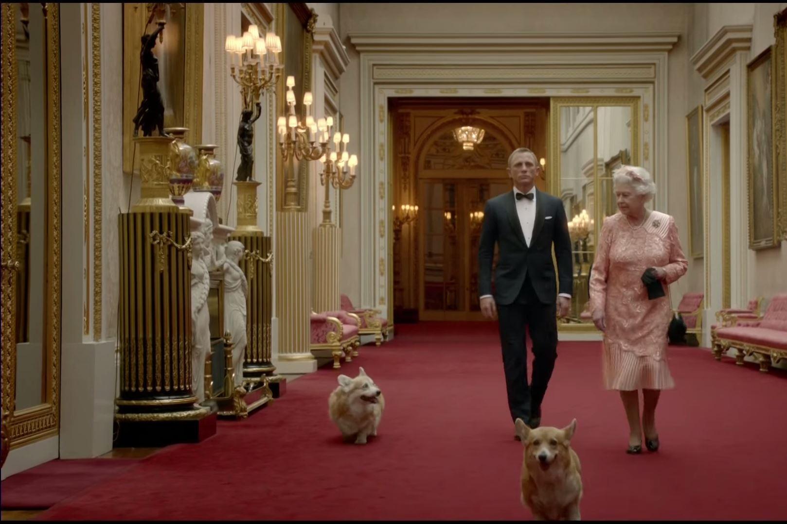 ↑英国女王和柯基犬、詹姆斯·邦德扮演者丹尼尔·克雷格一起出现在2012伦敦奥运会开场影片里