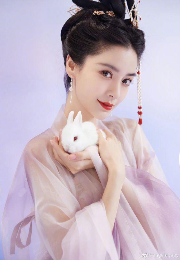 angelababy中秋嫦娥玉兔大片曝光 身穿紫色纱裙飘逸优雅_新浪财经