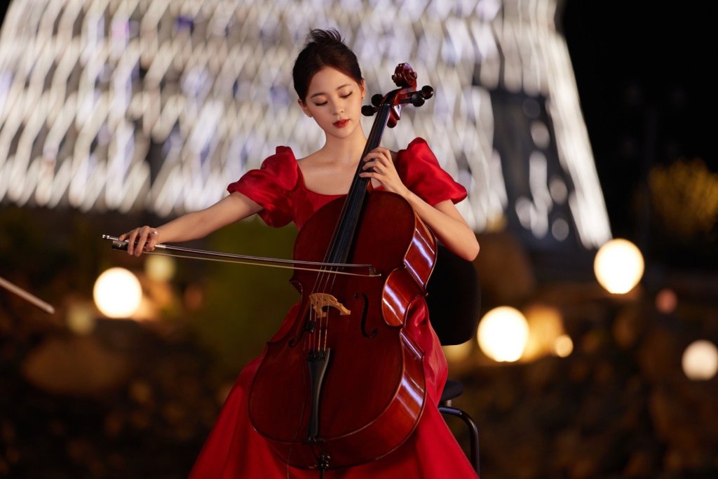 欧阳娜娜登央视中秋晚会穿红裙演奏 气质优雅美如仙女_高清图集_新浪