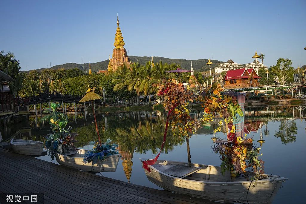 西双版纳景洪星光夜市六国水上市场 。 图/视觉中国