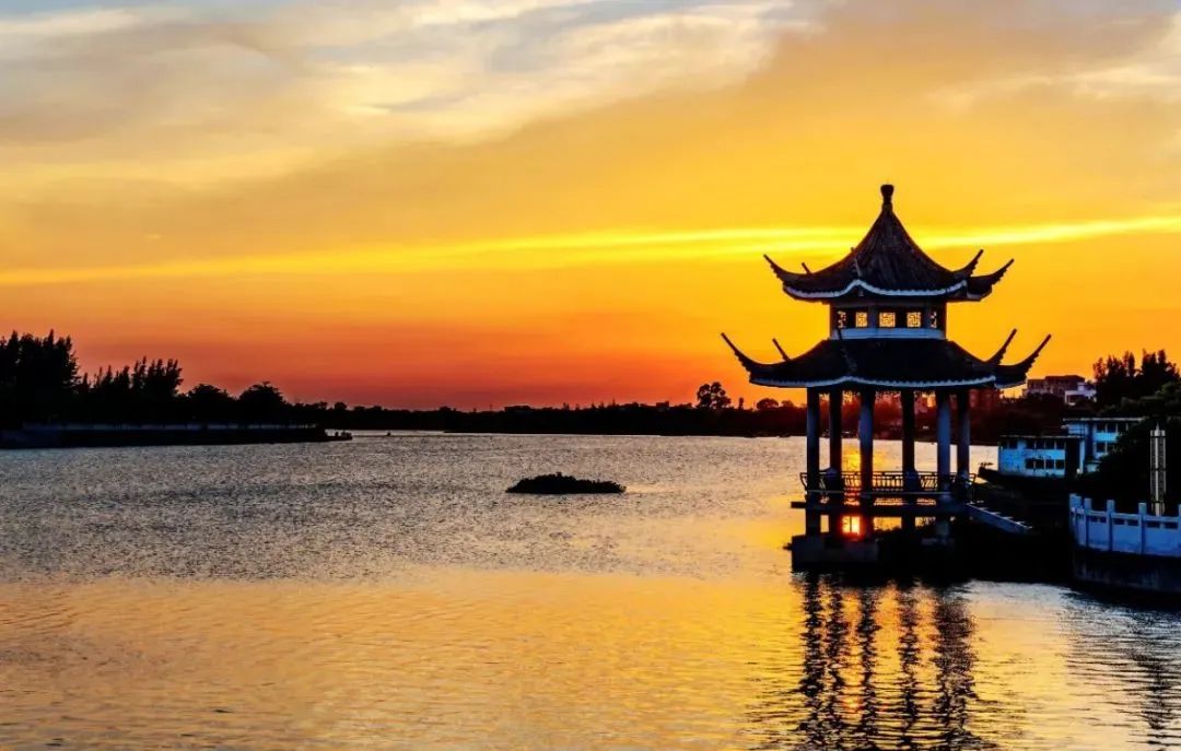 吴川市梅菉桥头鉴水晚亭 .陈永明 摄