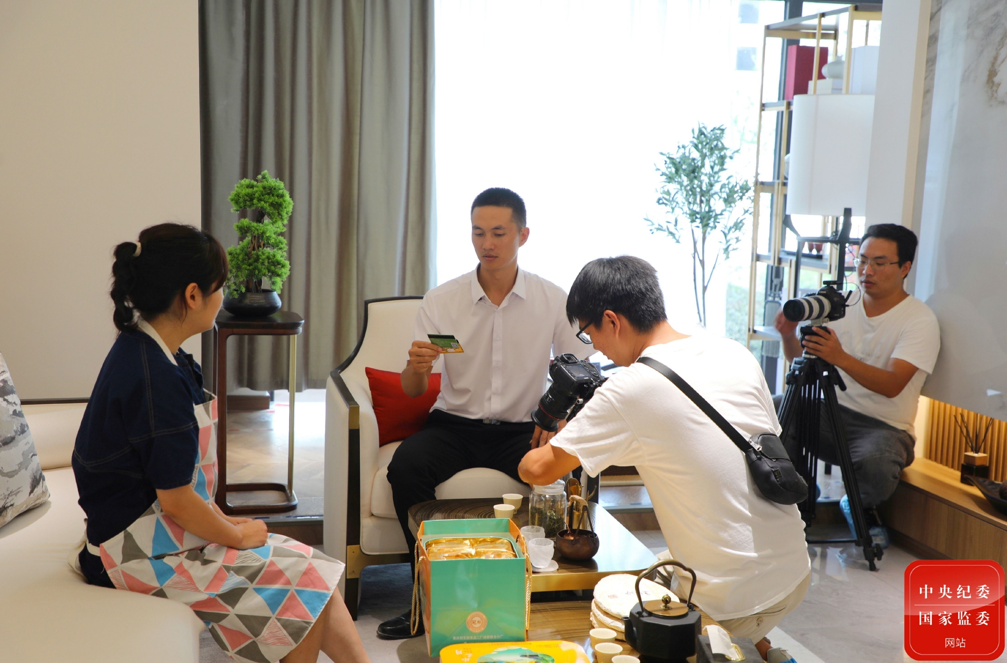 云南省文山市纪委监委以节日期间可能发生的违纪违法问题为素材,拍摄