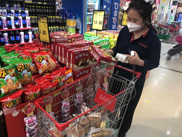 超市内工作人员分拣货品 亚泰超市供图