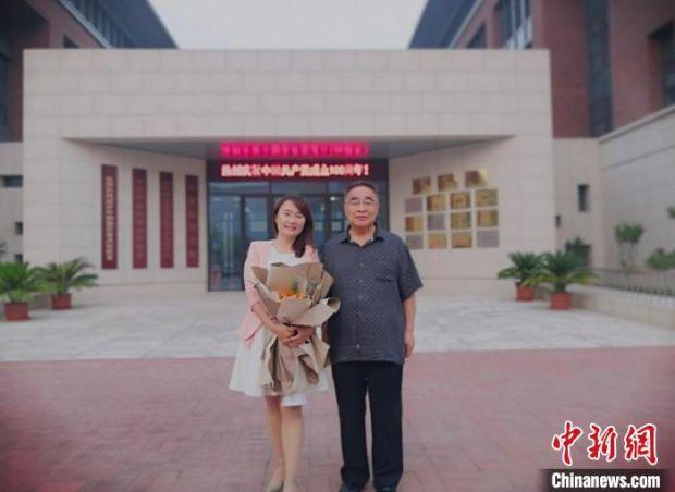 刘睿(左)和"人民英雄"张伯礼院士合影 天津中医药大学供图