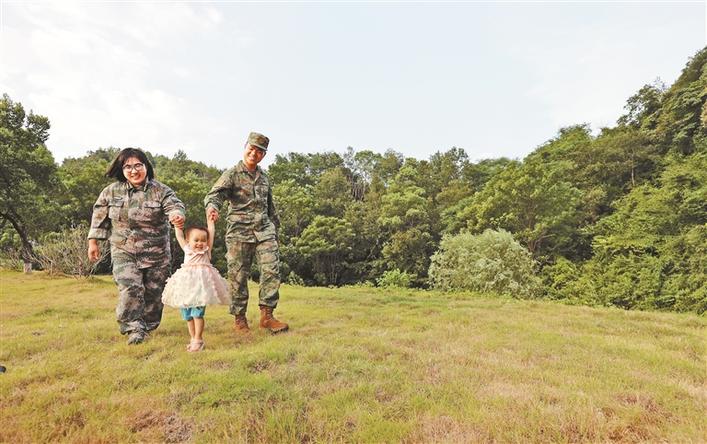 还没学会说话,就学会了出操口令 ——军人夫妻和他们孩子的故事