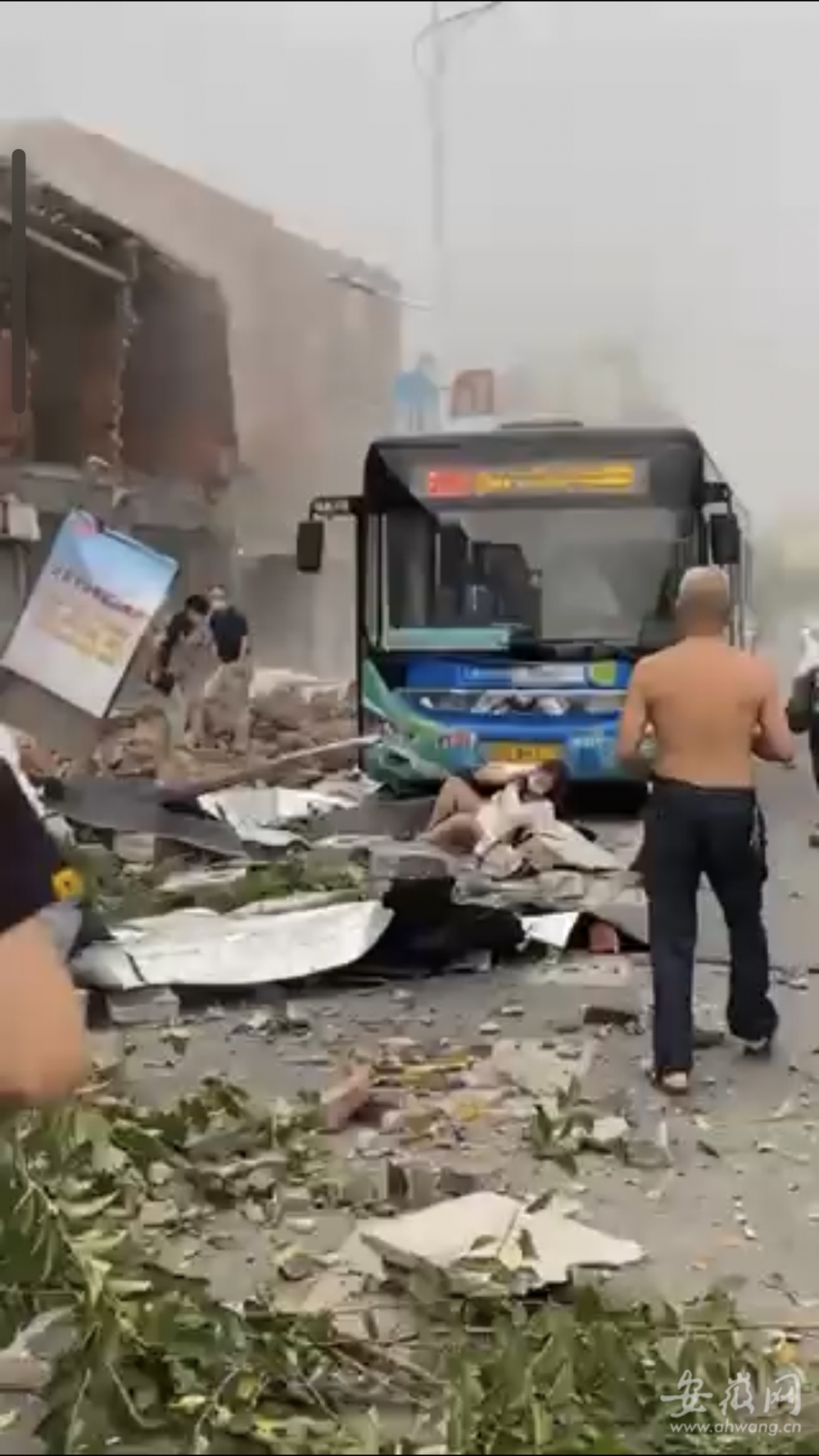 많은 윈 토토 무너진 벽에 맞았습니다 (인터넷에서 순환하는 비디오 스크린 샷)