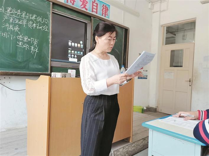 王艳玲在课堂上讲课（资料图片）。照片由本人提供
