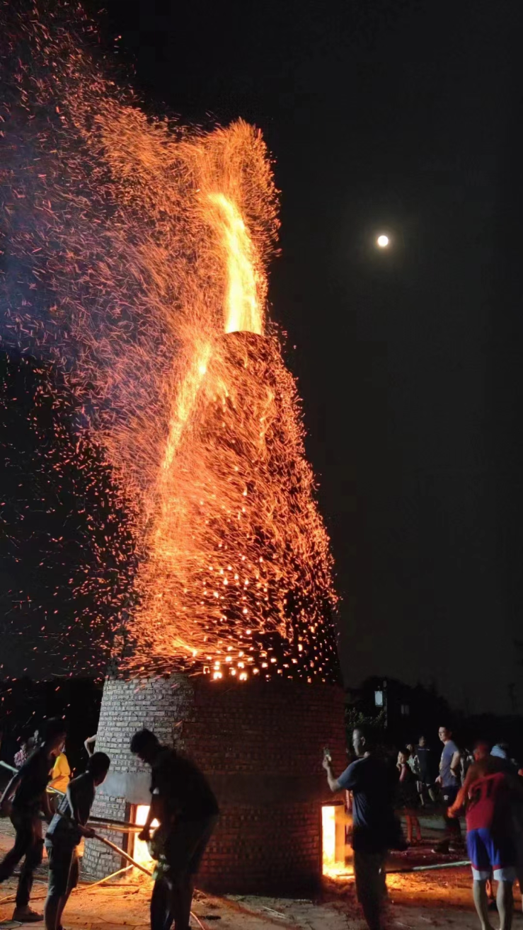 中秋节"烧番塔"是南海松塘村一年一度的传统民俗活动.