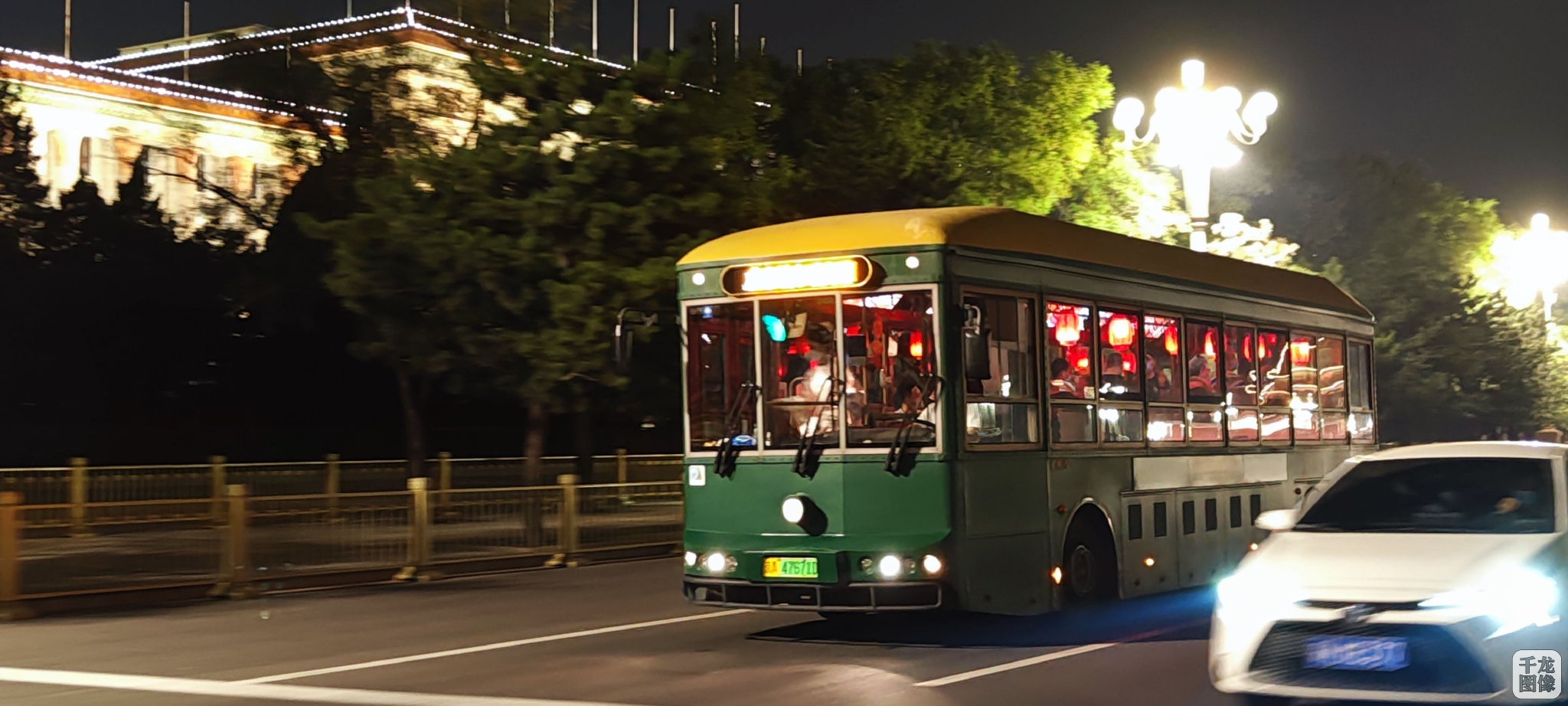 乘仿古铛铛车品老北京小吃 北京开通定制夜游线路|北京市_新浪财经