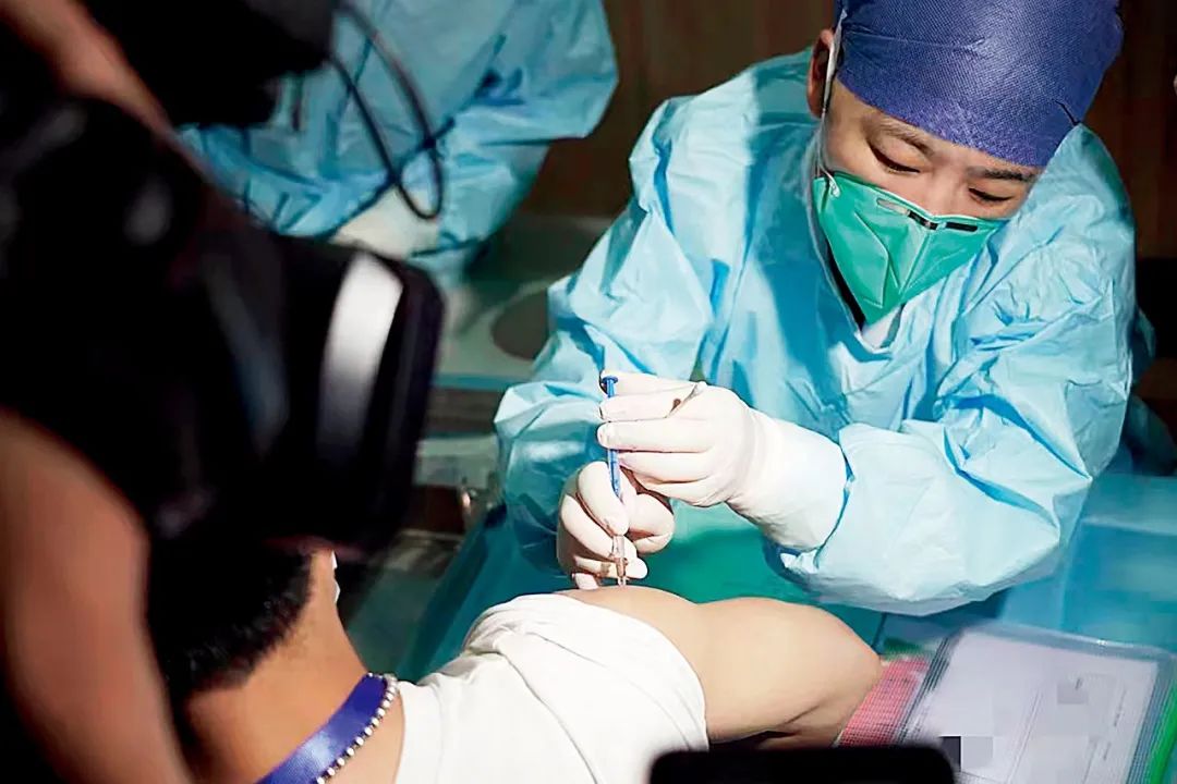 5月1日,一名临床试验志愿者在浙江杭州注射奥密克戎变异株新冠病毒灭活疫苗。图/新华