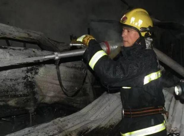 警探号|90后消防员出身军人世家 参与救援,抢险4800余次|焦云龙_新浪