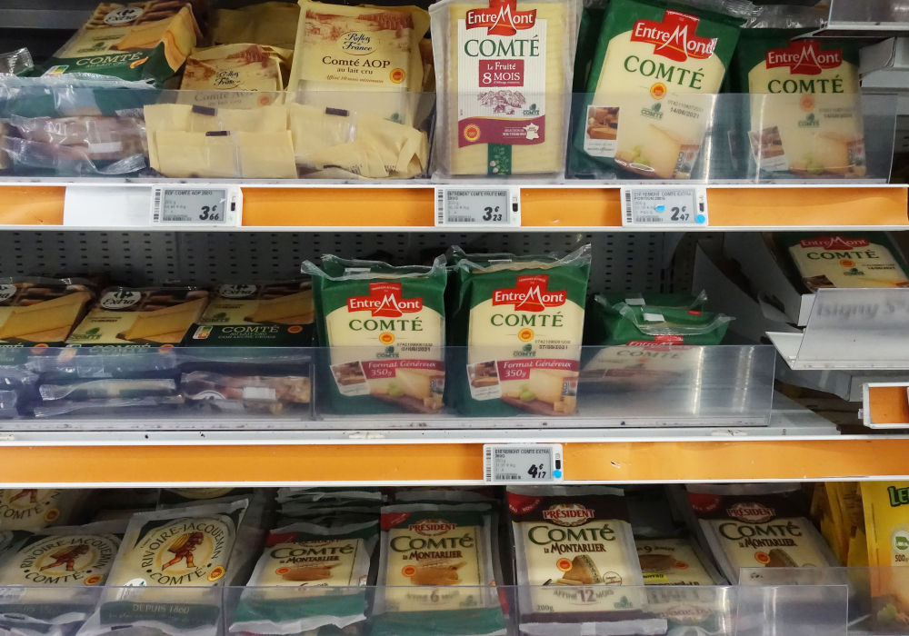 2021年4月19日在法国巴黎一家超市拍摄的孔泰奶酪专柜。新华社记者高静摄