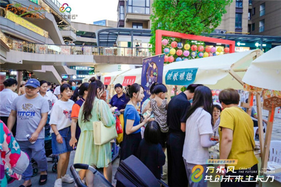 　　社区共创节现场活动丰富多样，节日氛围浓厚，吸引居民驻足观看。(资料图)
