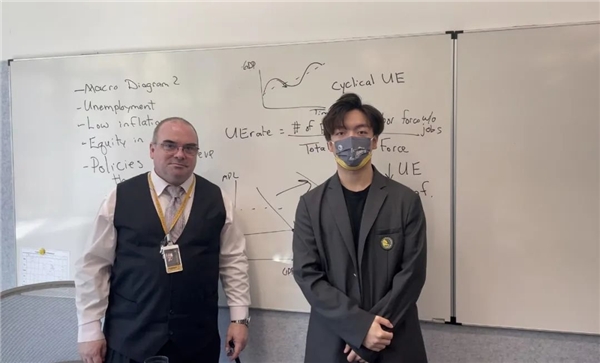　　江泽楷和经济学教师John Whitehead