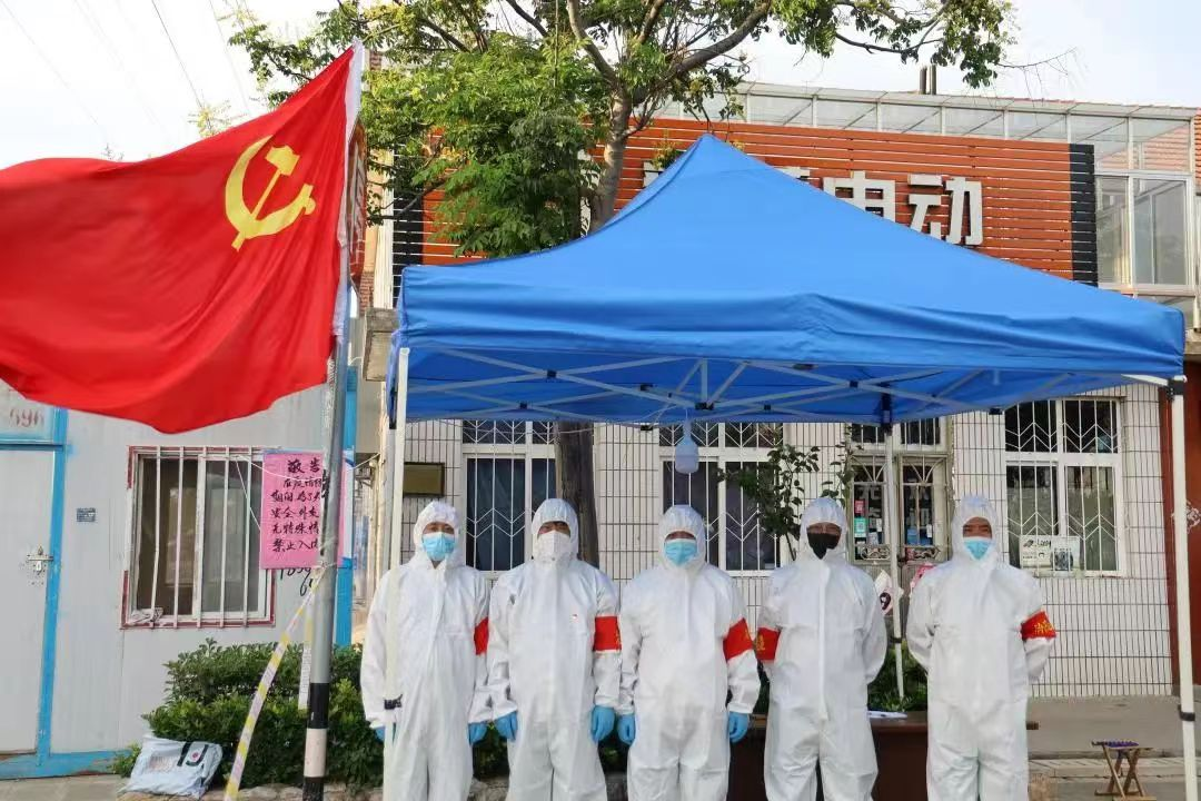 龙山街道核算检测点上的党员突击队.张涛摄