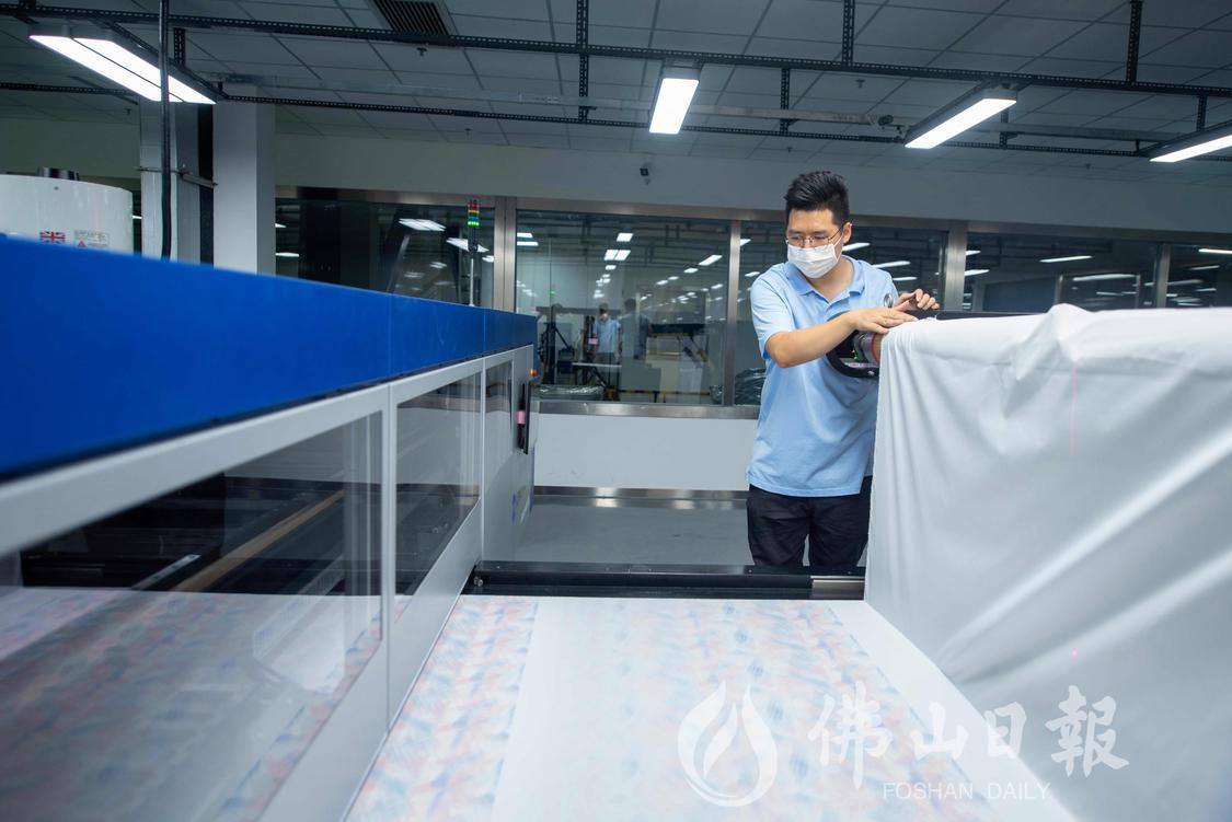 广东溢达纺织有限公司梭织面料厂数码印花车间内,员工在操作数码印花