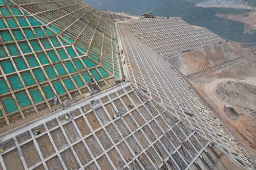 9月13日,重庆乌江白马航电枢纽工程建设现场,工人们正在右岸格构梁