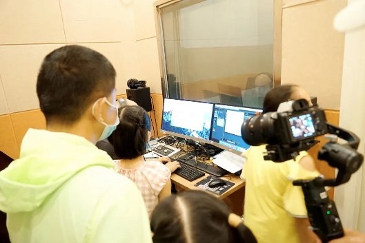 　　孩子们在排队体验趣味配音