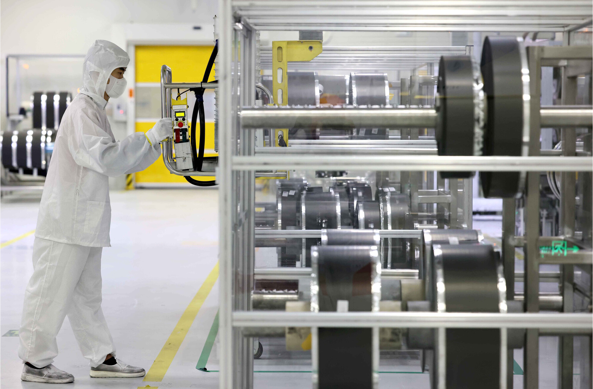 资料图&nbsp;在合肥一家动力电池生产企业的生产车间,技术人员在锂