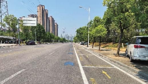 图为长沙市开福区滨河北路路侧的收费泊位停车位.