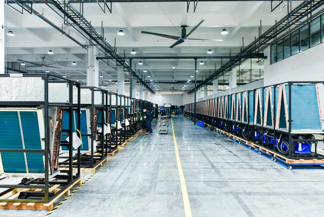 依米康科技集团股份有限公司的精密温控设备生产车间内正在进行整机焊接作业