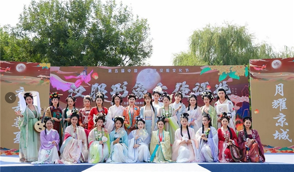 　　(汉服节参赛人员合影)