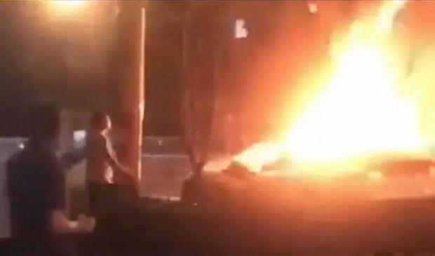 现场不时还发出燃爆声，保时捷燃烧并不是个例