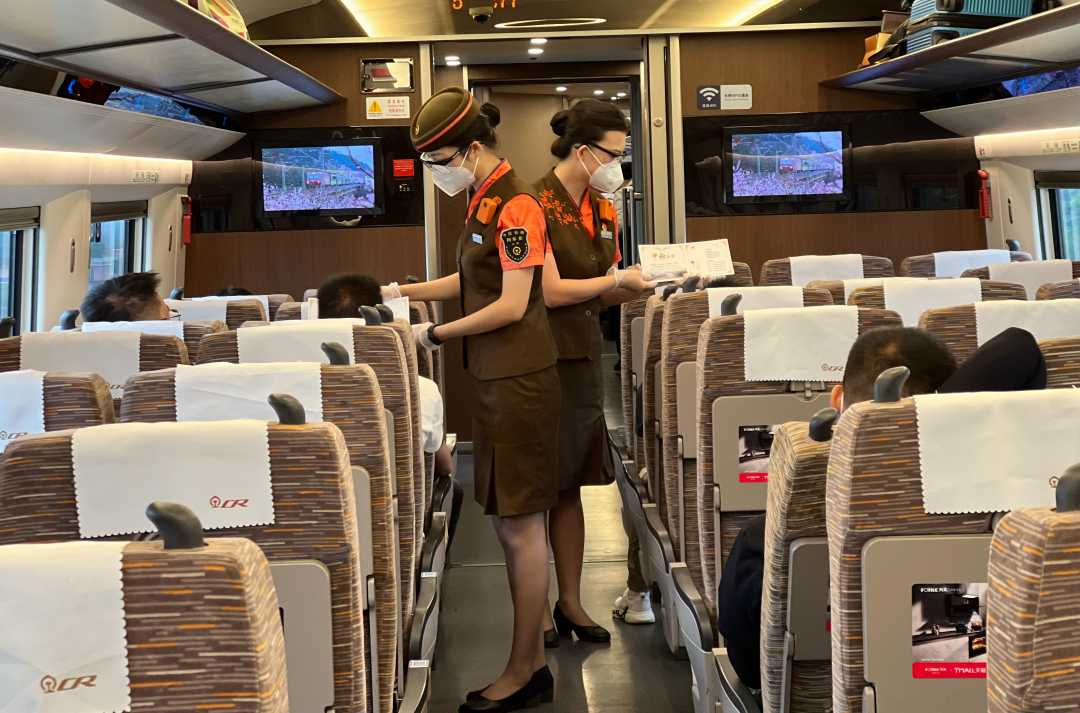 图为中秋假期武汉客运段工作人员与旅客互动弘扬中秋文化.肖冬桂摄