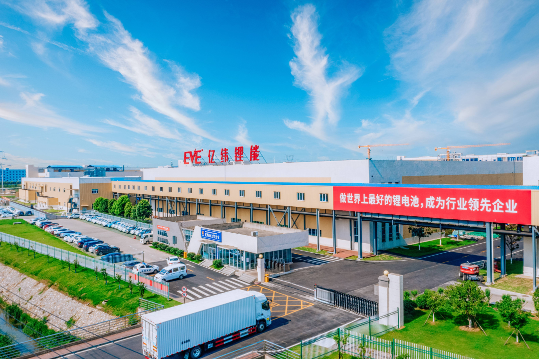 亿纬动力厂区一角.该企业是国内排名前三的锂离子动力电池制造商.