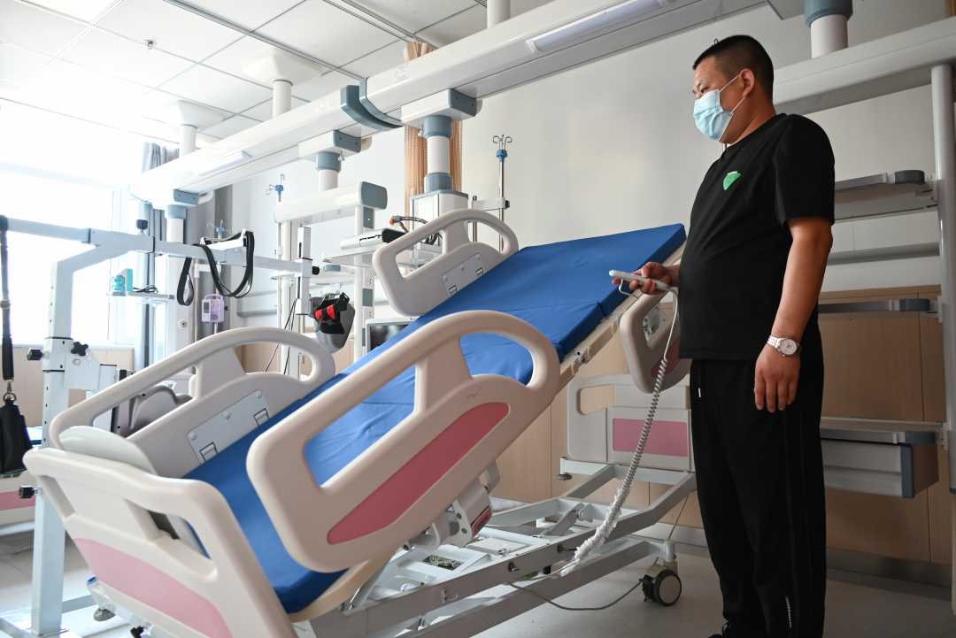 院长徐东在向记者展示功能先进的昏迷促醒床