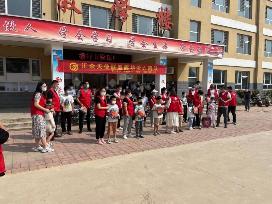 ▲汇众天使河北廊坊志愿者为学生们分发爱心“防寒校服”并鼓励学生们认真学习