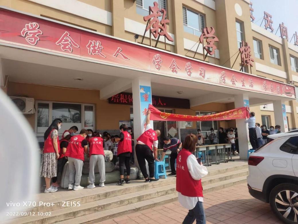 ▲汇众天使河北廊坊志愿者为学生们分发爱心“防寒校服”并鼓励学生们认真学习