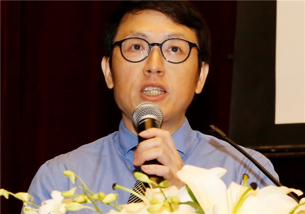 　　上海市精神卫生中心党委书记谢斌进行课题汇报