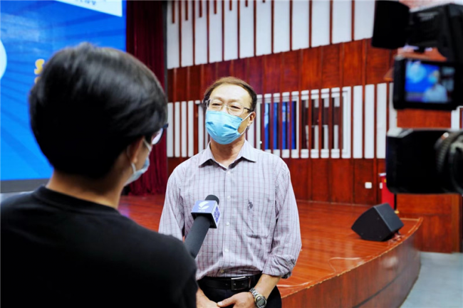 　　张维先生接受媒体采访