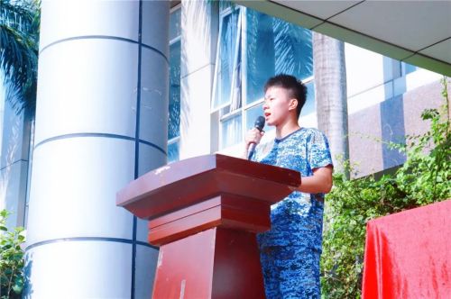 　　学生代表潘栩毅同学发言