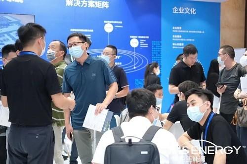 　　参会人员与技术人员现场交流