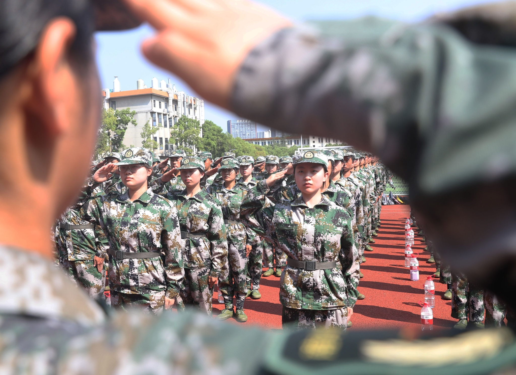 南华大学2022级新生在进行军训.通讯员 曹正平 摄