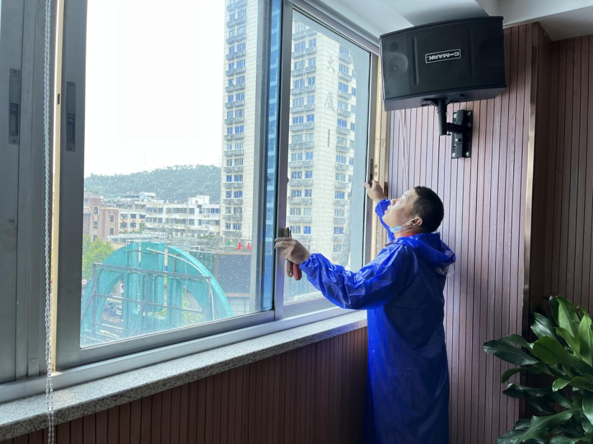 图为玉环支行总务人员检查大楼门窗是否关闭.